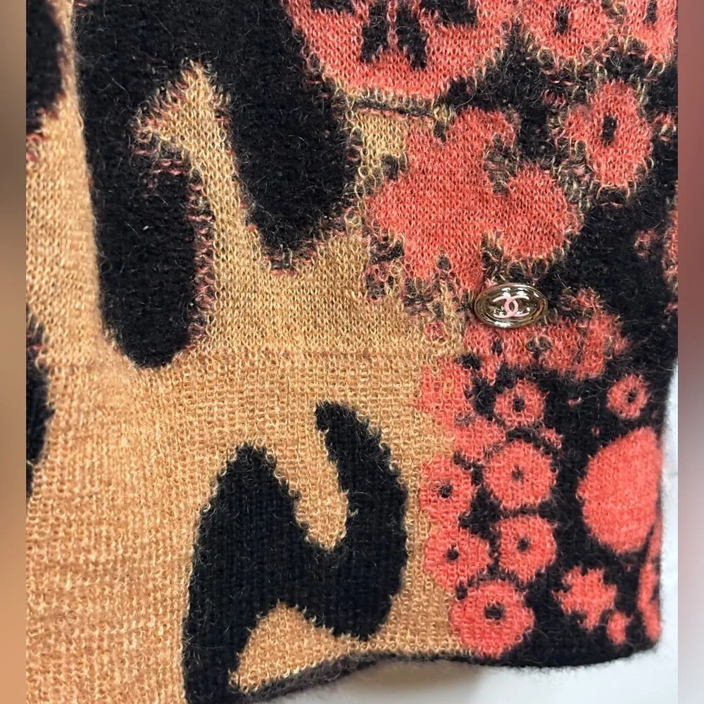 EUC CHANEL A2023 animal print Beige and Black Knit Vneck sweater size FR 36